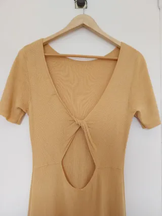 Vestido beige con nudo y abertura