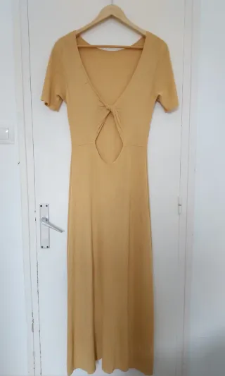 Vestido beige con nudo y abertura