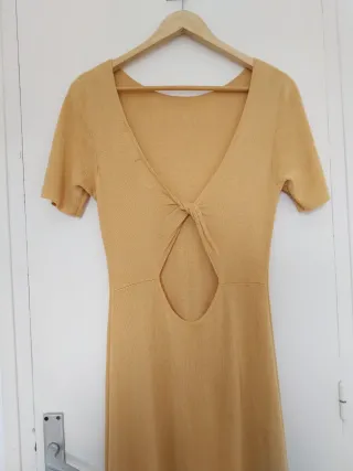 Vestido beige con nudo y abertura