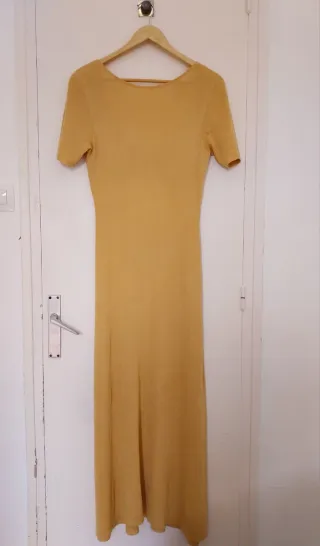Vestido beige con nudo y abertura