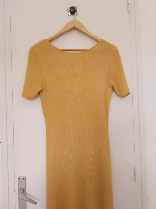Vestido beige con nudo y abertura
