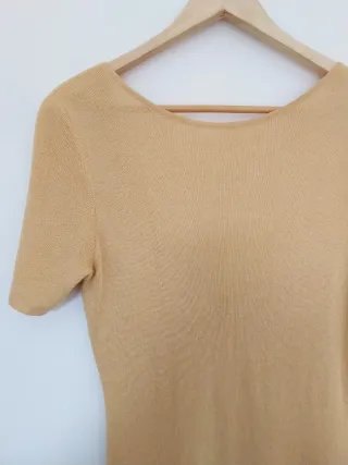 Vestido beige con nudo y abertura