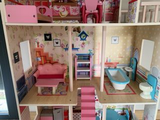 Casa de muñecas rosa y blanca