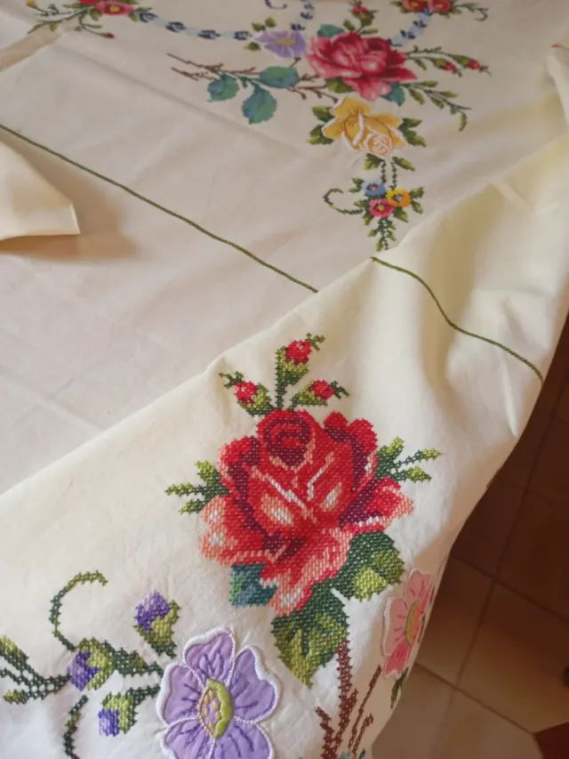 Mantelería bordada a mano rosas pétalos punto cruz
