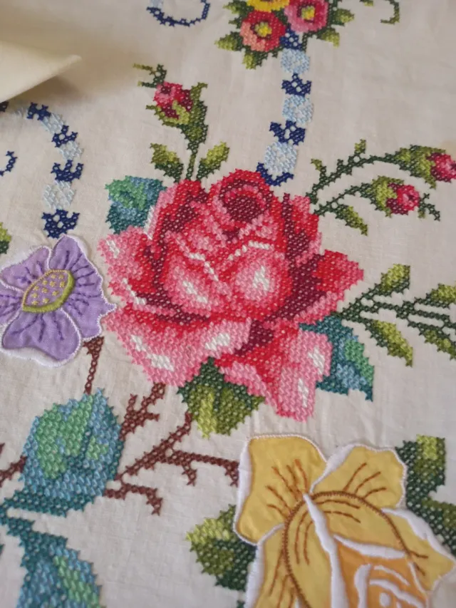 Mantelería bordada a mano rosas pétalos punto cruz