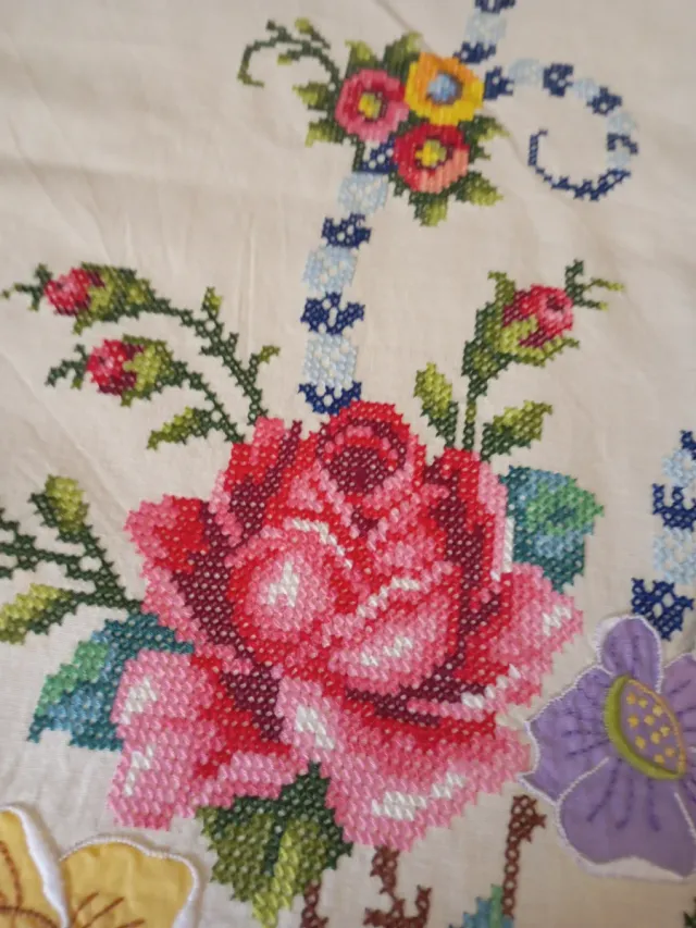 Mantelería bordada a mano rosas pétalos punto cruz