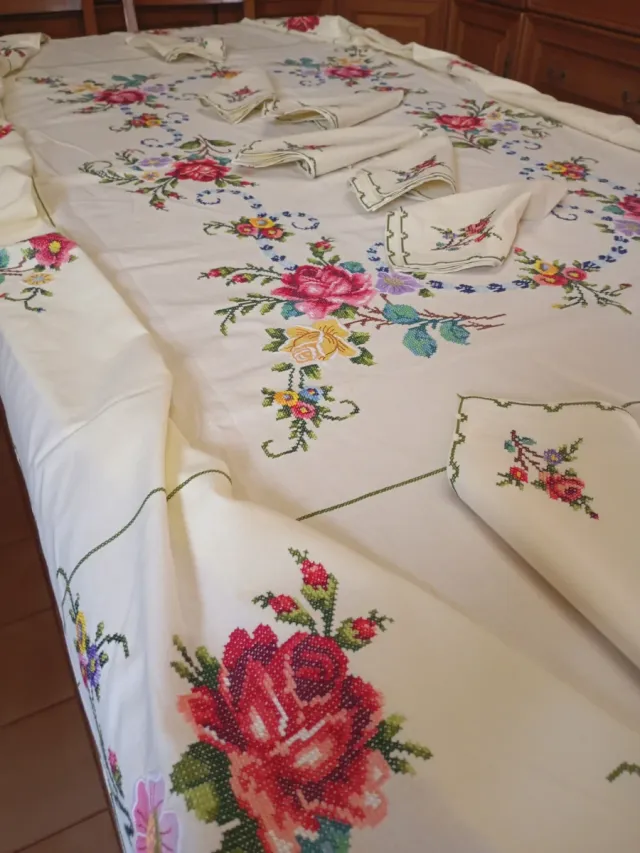 Mantelería bordada a mano rosas pétalos punto cruz