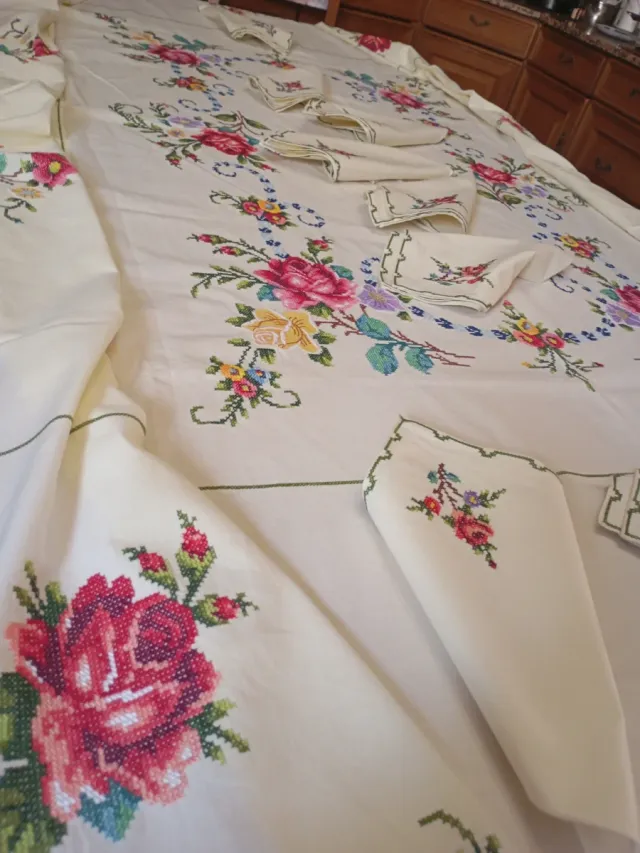 Mantelería bordada a mano rosas pétalos punto cruz