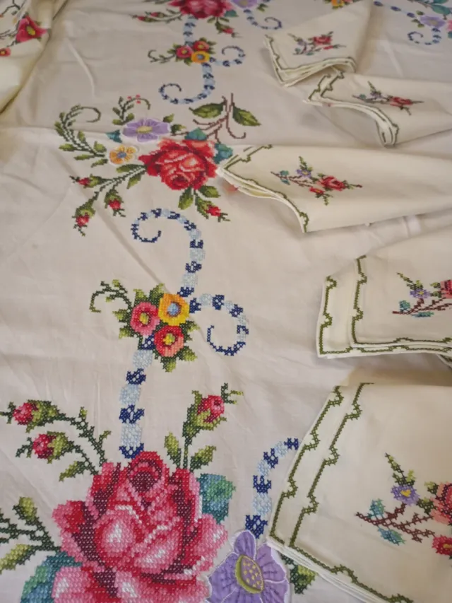 Mantelería bordada a mano rosas pétalos punto cruz