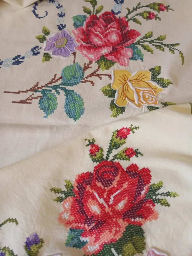 Mantelería bordada a mano rosas pétalos punto cruz
