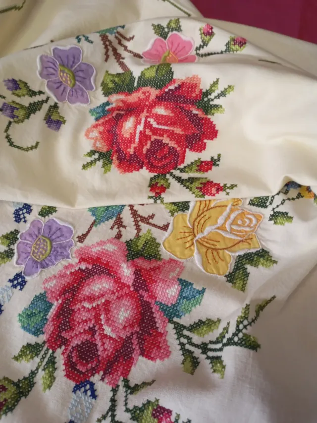 Mantelería bordada a mano rosas pétalos punto cruz