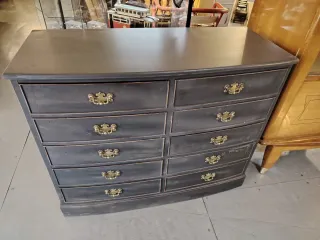 Cómoda negra con tiradores dorados 95 x 41 x 76