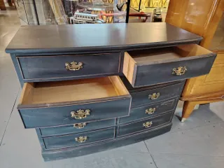 Cómoda negra con tiradores dorados 95 x 41 x 76