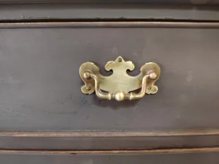 Cómoda negra con tiradores dorados 95 x 41 x 76