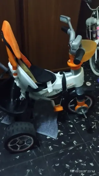 Triciclo infantil morado y rosa