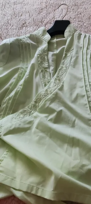 Blusa verde manga corta con bordado