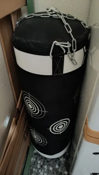 Saco de boxeo negro con cadenas