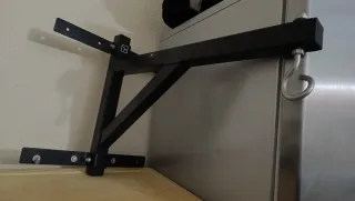 Saco de boxeo negro con cadenas