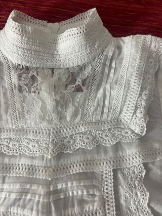 Blusa romántica blanca con encaje