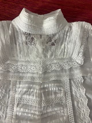 Blusa romántica blanca con encaje