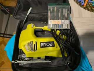 Sierra de calar Ryobi con accesorios