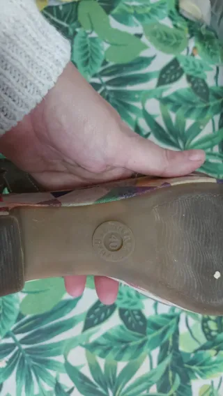 Sandalias de tacón beige y verdes talla 39