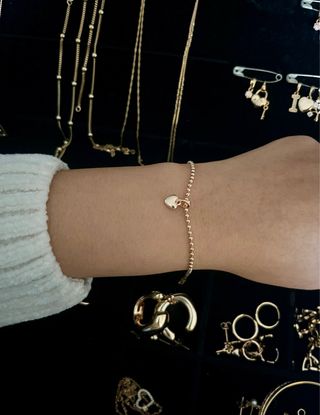 Pulsera dorada con corazón