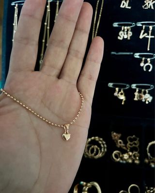 Pulsera dorada con corazón