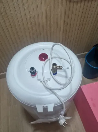 Calentador de agua de 50 litros, semi nuevo.