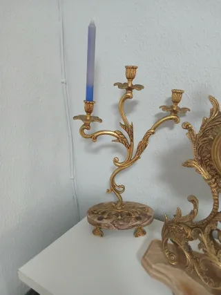 Reloj y candelabros de bronce