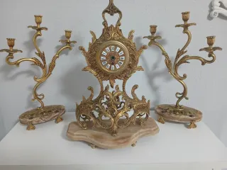 Reloj y candelabros de bronce