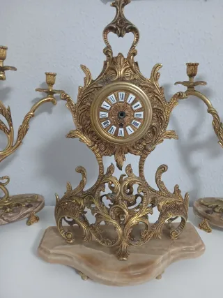 Reloj y candelabros de bronce