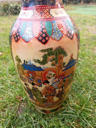 Jarrón de cerámica con escena oriental