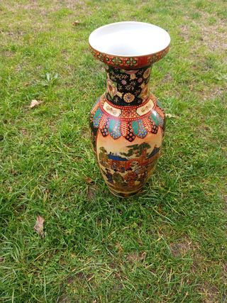 Jarrón de cerámica con escena oriental