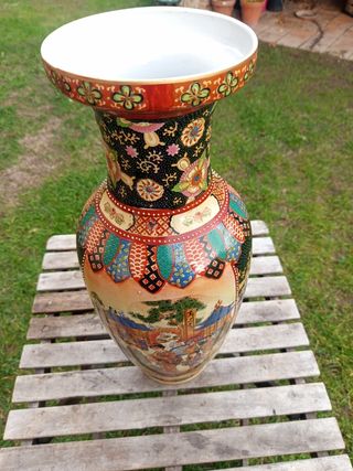 Jarrón de cerámica con escena oriental