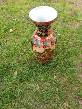 Jarrón de cerámica con escena oriental