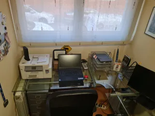 Escritorio de cristal y metal