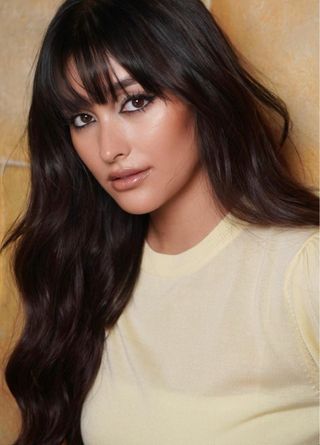 Preciosa Peluca castaña ondulada efecto natural