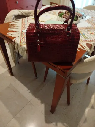 Bolso de mano rojo efecto piel