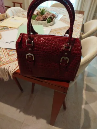 Bolso de mano rojo efecto piel