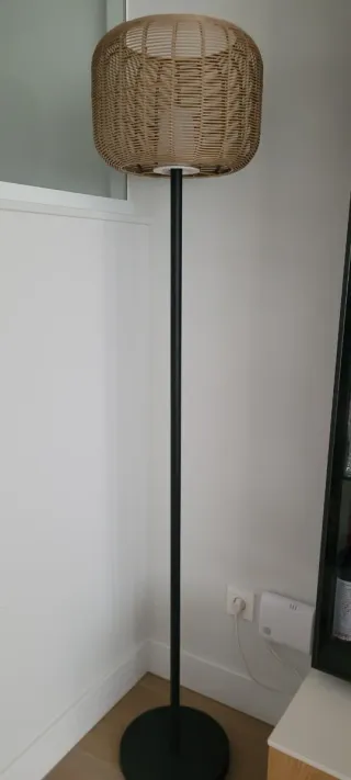 Lámpara de pie LED inalámbrica en hierro y cuerda