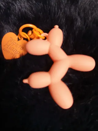 Llavero perro globo naranja