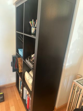 Estantería de madera oscura