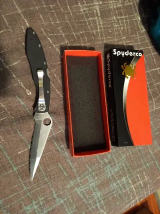 Navaja Spyderco Police Negra