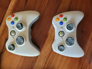 Xbox 360 Blanca + 2 Mandos + 4 Juegos