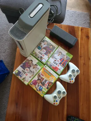 Xbox 360 Blanca + 2 Mandos + 4 Juegos
