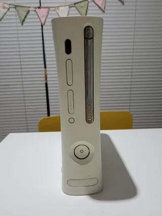 Xbox 360 Blanca + 2 Mandos + 4 Juegos