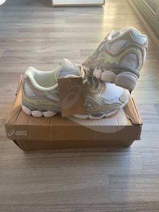 Zapatillas Asics NYC Beige, Blancas y Verdes