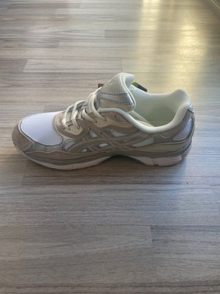 Zapatillas Asics NYC Beige, Blancas y Verdes