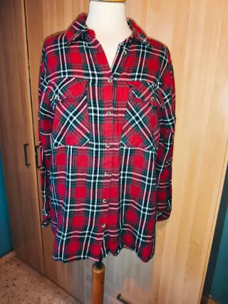 Camisa a cuadros roja. Stradivarius.